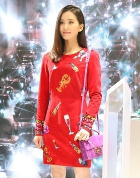 女明星网红裙子掉落视频,现场视频曝光