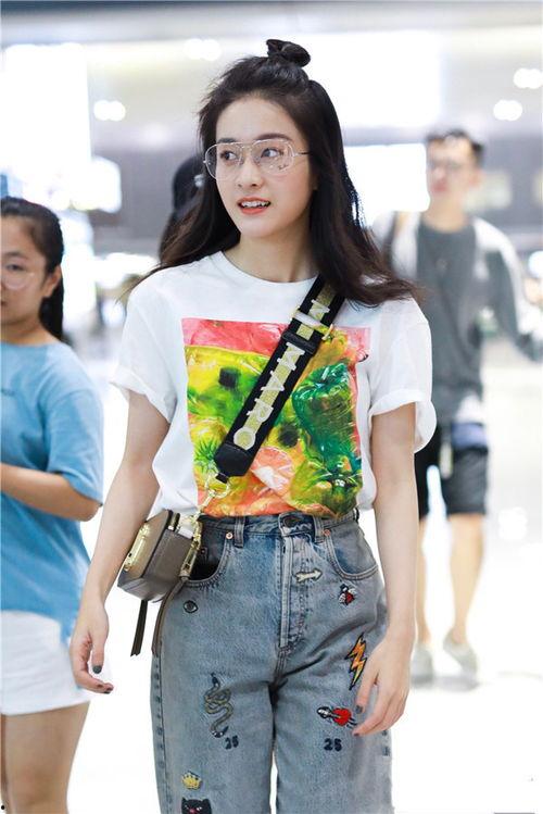 明星网红短款t恤图片,明星网红短款T恤穿搭指南