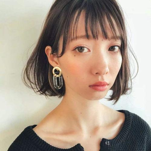 短发女明星网红是谁,揭秘当红短发女明星网红的时尚风采