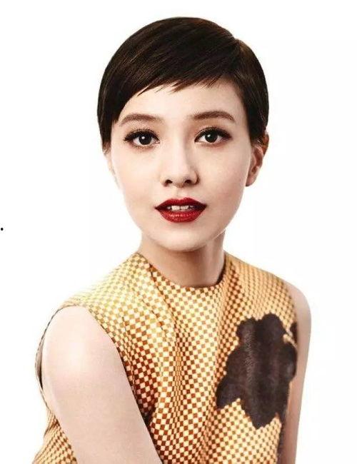 短发女明星网红是谁,揭秘当红短发女明星网红的时尚风采