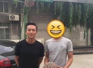 路人偶遇明星网红视频,瞬间引发围观热潮